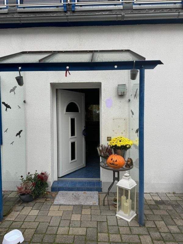 Thumbnail-# Sofort einziehen! Ein 1-FH mit 2 Eingängen, Doppelcarport, 4 Einstellplätze, Garten u. eine vermietete DHH m. zwei Wohnungen u. 2 Einstellplätze