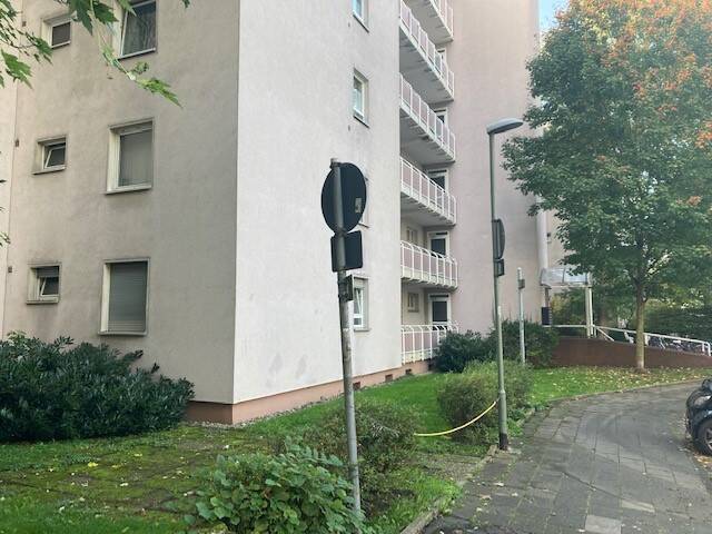 Hausansicht des Objektes mit Blick auf die Grünanlage.