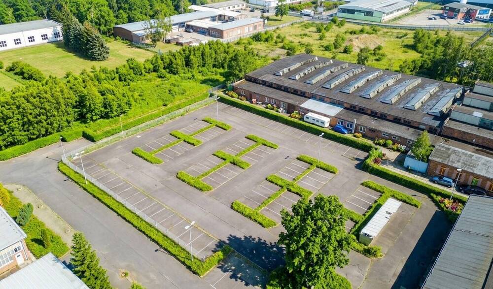 Thumbnail-13.000 m² großes Gewerbegrundstück mit Parkplatz und kleinem Gebäude zum Kauf!
