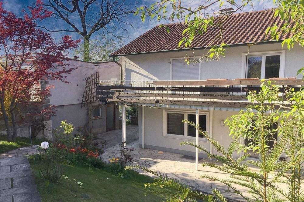 Thumbnail-Zweifamilienhaus mit Einliegerwohnung oder großes Baugrundstück in Gerlingen.