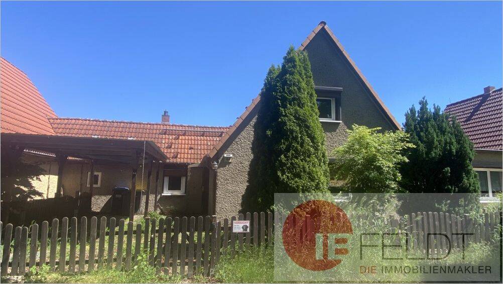 Thumbnail-Reihenmittelhaus in massiver Bauweise mit Anbau und Nebengebäuden