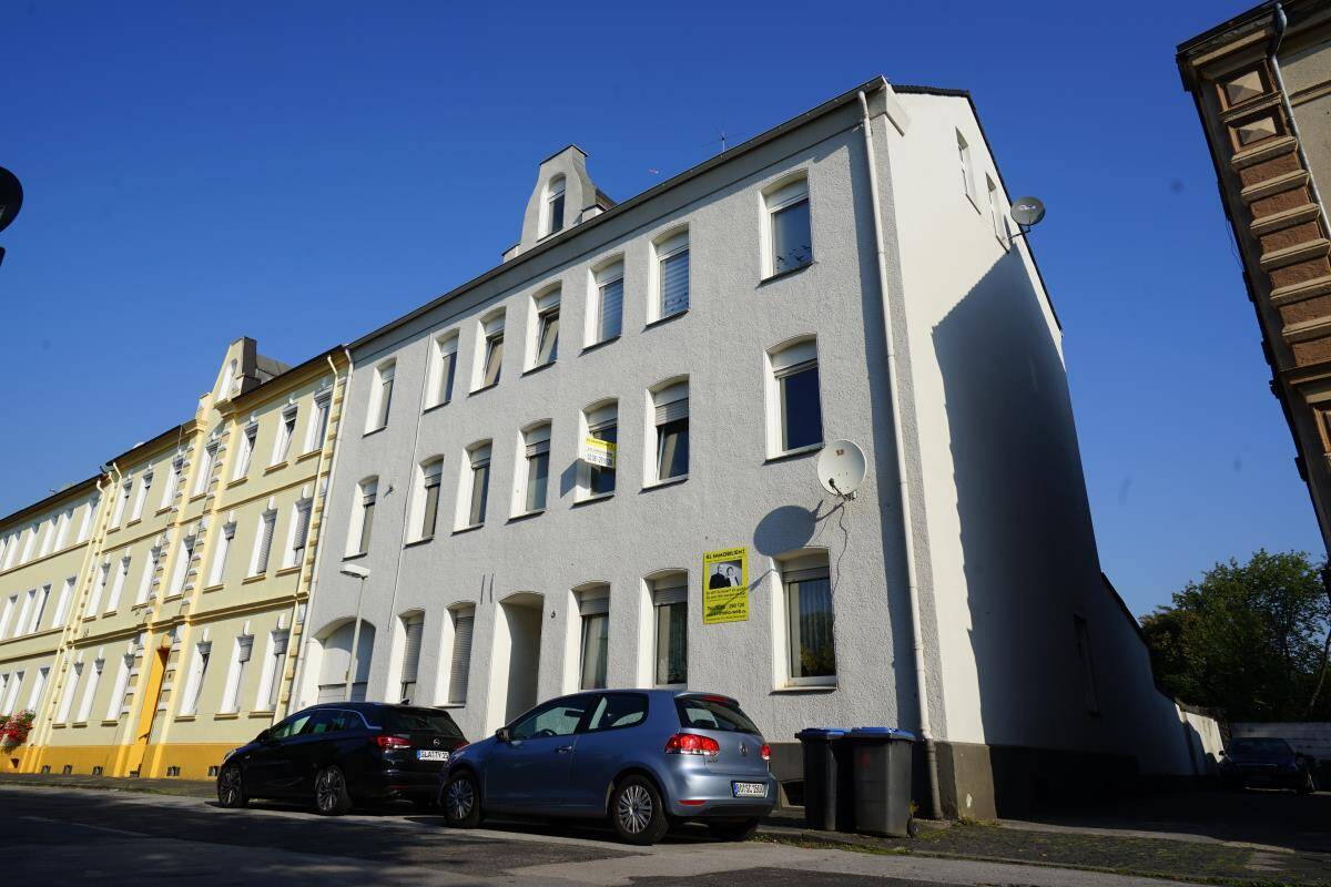 Thumbnail-Mehrfamilienhaus mit einer 95 m² freien, renovierungsbedürftigen Wohnung .