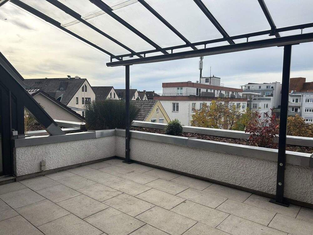 Thumbnail-Hochwertig modernisierte 4-Zimmer-Wohnung mit großer Dachterrasse und zwei Garagen