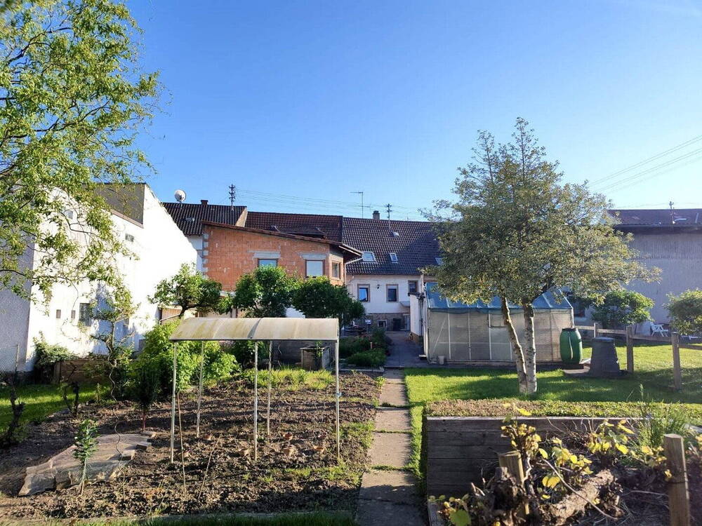 Thumbnail-Haushälfte mit 2 separaten Wohnungen, großer Garten **OHNE PROVISION**