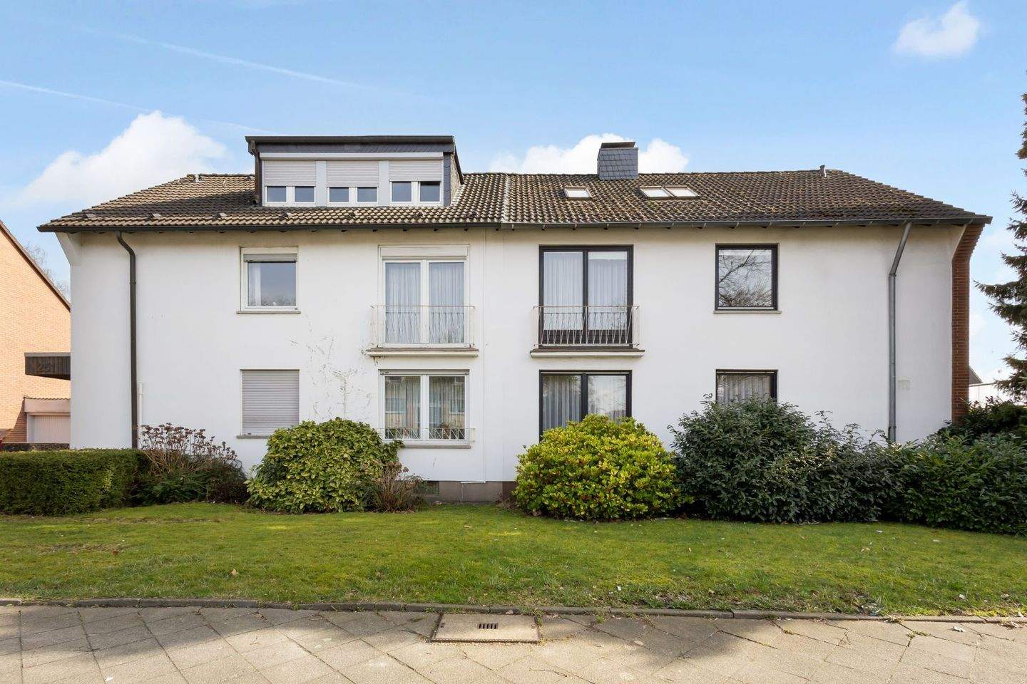 Thumbnail-Moderne Doppelhaushälfte mit idyllischem Garten und großzügigen Raumangebot auf drei Ebenen