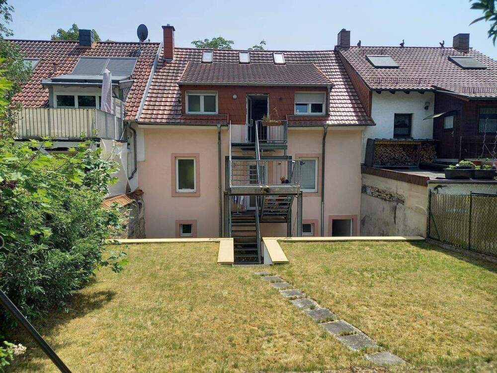 Thumbnail-Zwei Wohnunen übereinander, mit separaten Eingängen, Terrasse, 2 Balkonen, Garten und Garage, in St. Ingbert-SÜD (Komplett kernsaniert und renoviert)