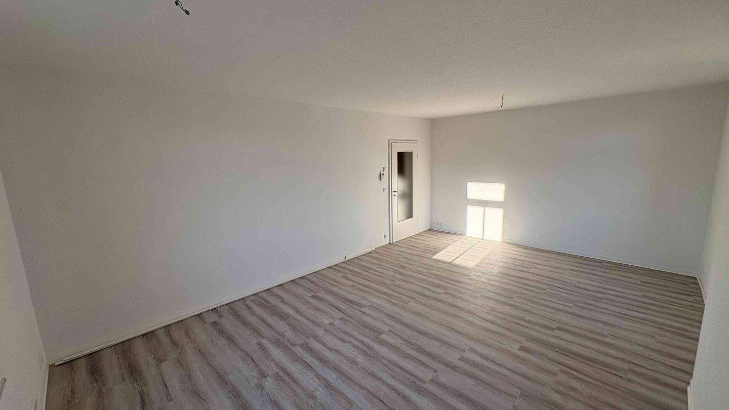 Thumbnail-Erstbezug nach Kernsanierung - Perfekt geschnitten, 4-Zimmer Wohnung im Hochpaterre, 2 großzügige Tageslichtbäder, XL-Garage,Gartenmitbenutzung