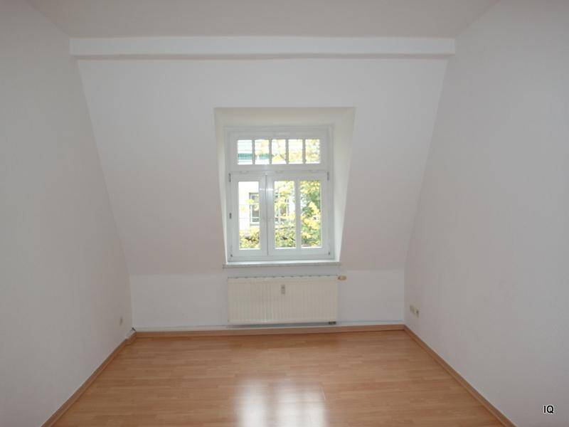 Thumbnail-Gemütliche 2-Zimmer-Mansardenwohnung mit Laminatboden, separater Küche & Badewanne