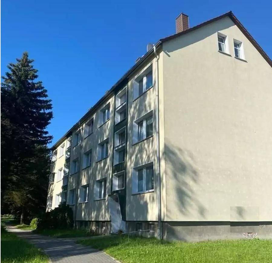 Thumbnail-Kleine, hübsche 2-Zimmer-Dachwohnung mit fast neuem Laminatboden, offener Küche und Badewanne