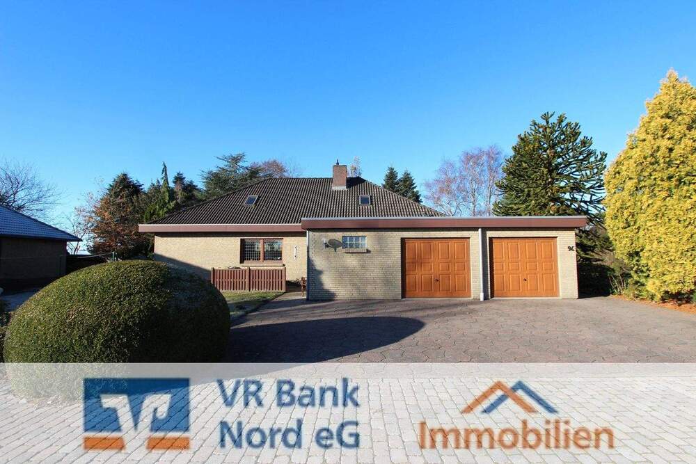 Thumbnail-Wohnen zur ebenen Erde EFH mit Freizeitgebäude (Schwimmbad) u. Doppelgarage in unverbaubarer Südlage