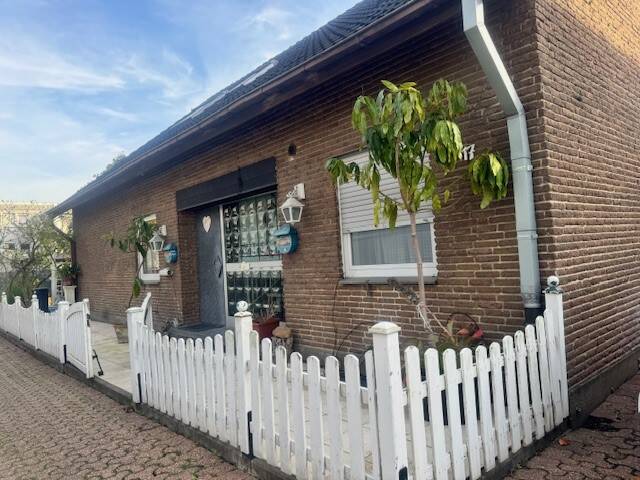 Thumbnail-Freistehendes Zweifamilienhaus mit Wintergarten, Sauna, Garage und Balkon in guter Wohnlage.