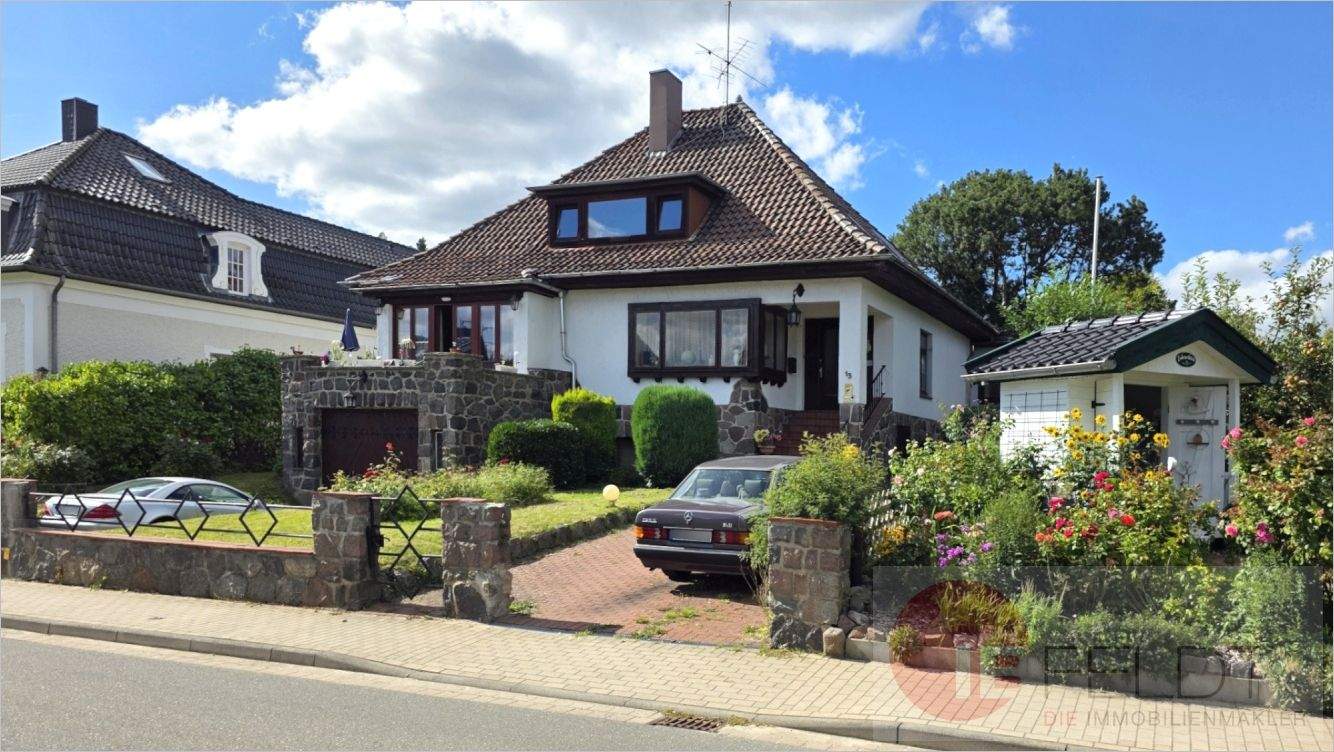 Thumbnail-Zum Wachküssen: Attraktives Grundstück mit Zweifamilienhaus und Garage in gepflegter Wohnlage