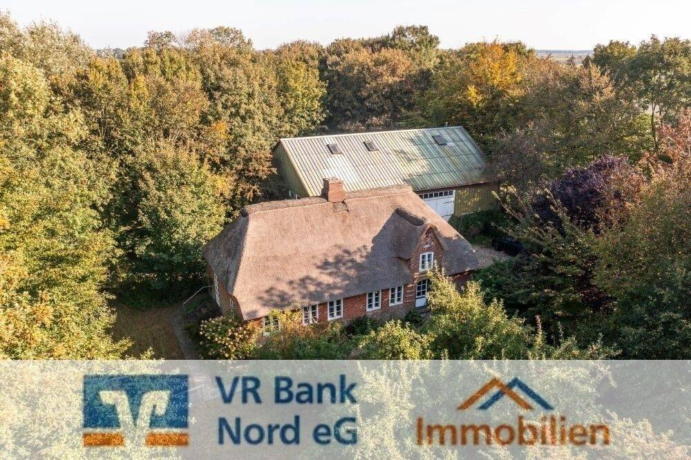 Thumbnail-Denkmalgeschütztes Bauernhaus unter Reet mit Scheune auf einer Warft im Gotteskoog
