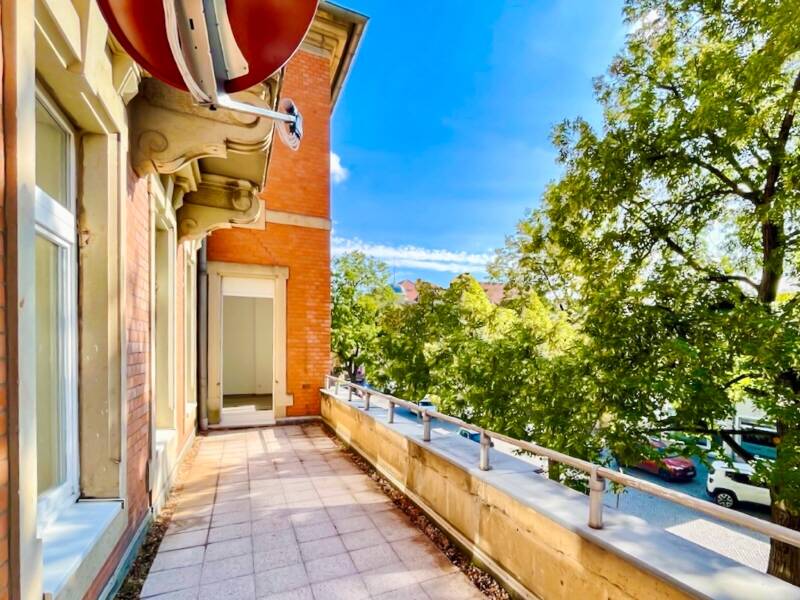 großer Balkon