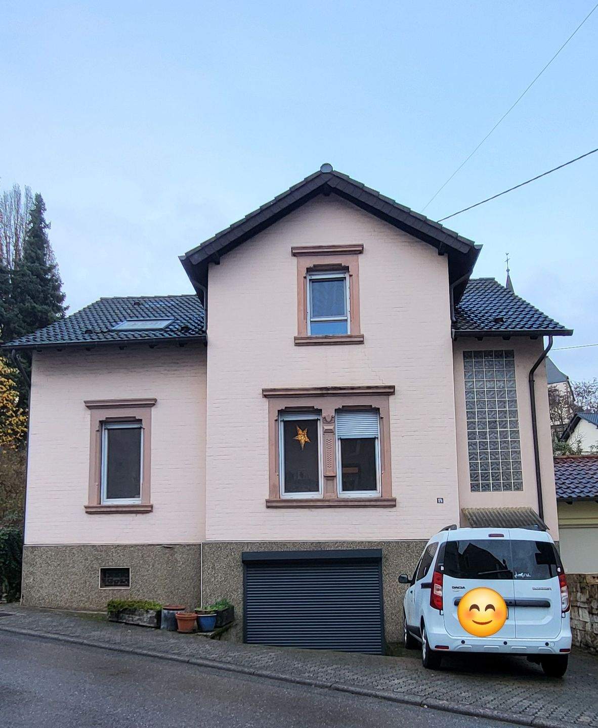 Thumbnail-BOUS - ZENTRALE RUHIGE LAGE - FREISTEHENDES GERÄUMIGES EINFAMILIENHAUS MIT VIEL PLATZ - DREI SCHLAFZIMMER, KLEINEM GARTEN + GARAGE