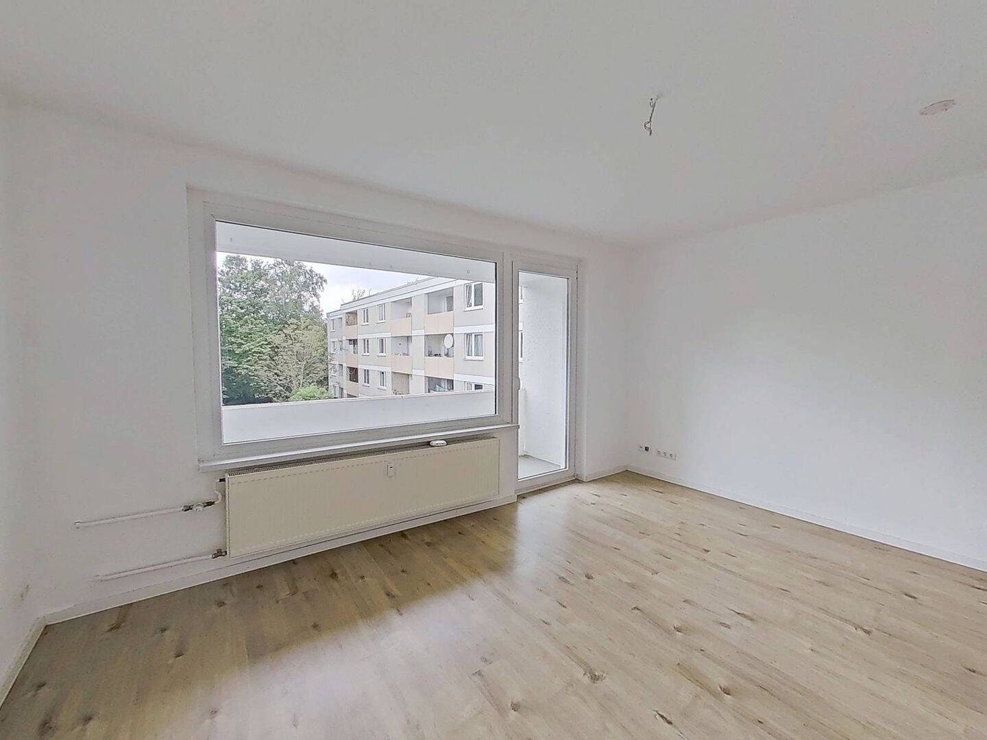 Thumbnail-Moderne 3-Zimmer-Wohnung mit großem BALKON und Wannenbad