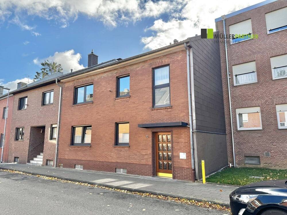 Thumbnail-Großzügiges Ein-Zweifamilienhaus mit Garten, 2 Garagen und vielseitigem Raumkonzept in Dürwiß