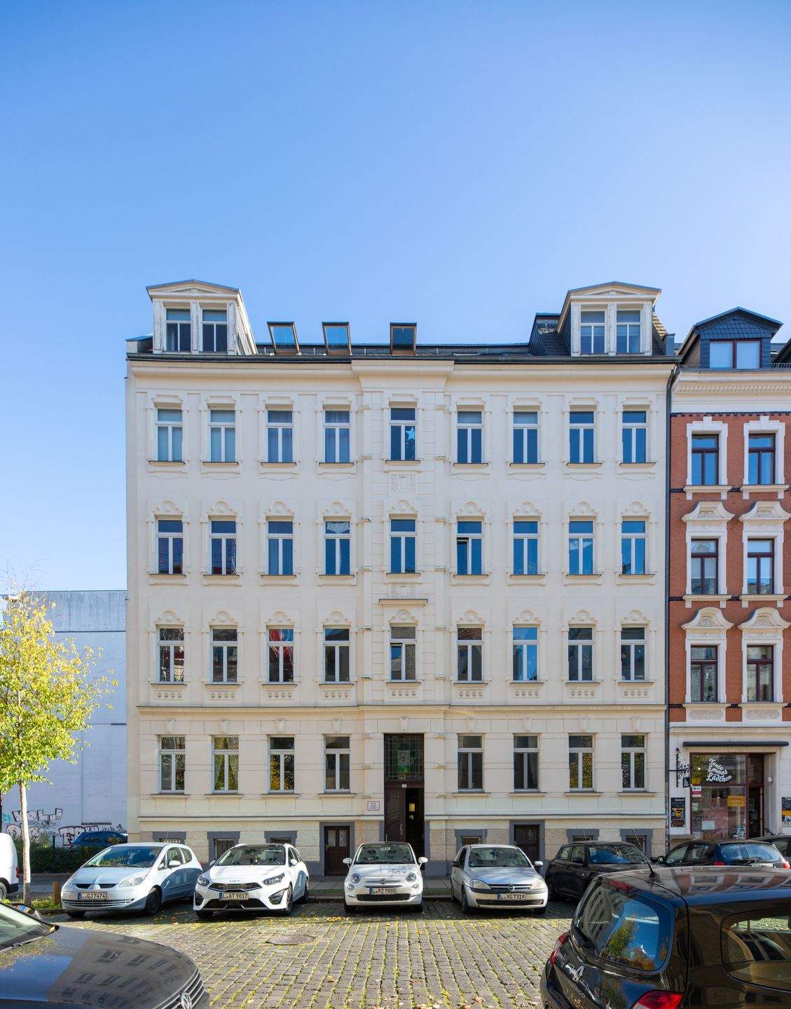 Thumbnail-Bezugsfreie 2-Zimmer-Dachgeschosswohnung mit Terrasse und klassischen Stuckdetails