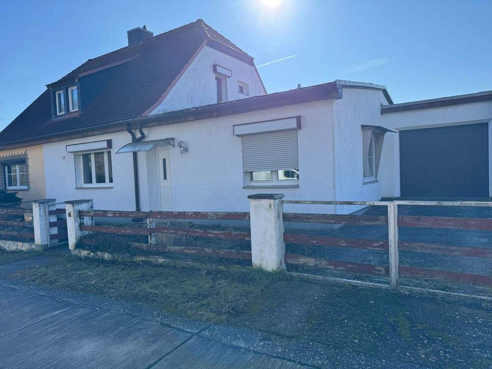 Thumbnail-Doppelhaushälfte in einer beliebten Wohngegend von Bernburg mit Garage