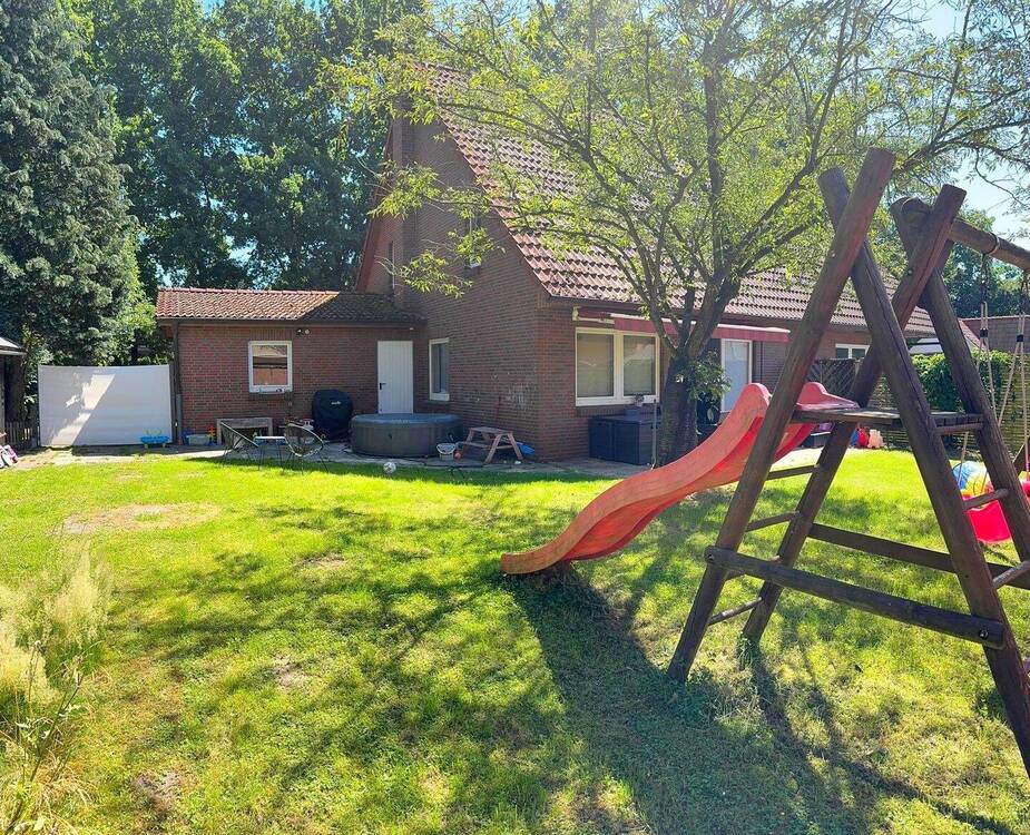 Thumbnail-*** Großzügiges Zweifamilienhaus mit Garten, Terrasse und Garage in Top-Lage von Großenkneten ***