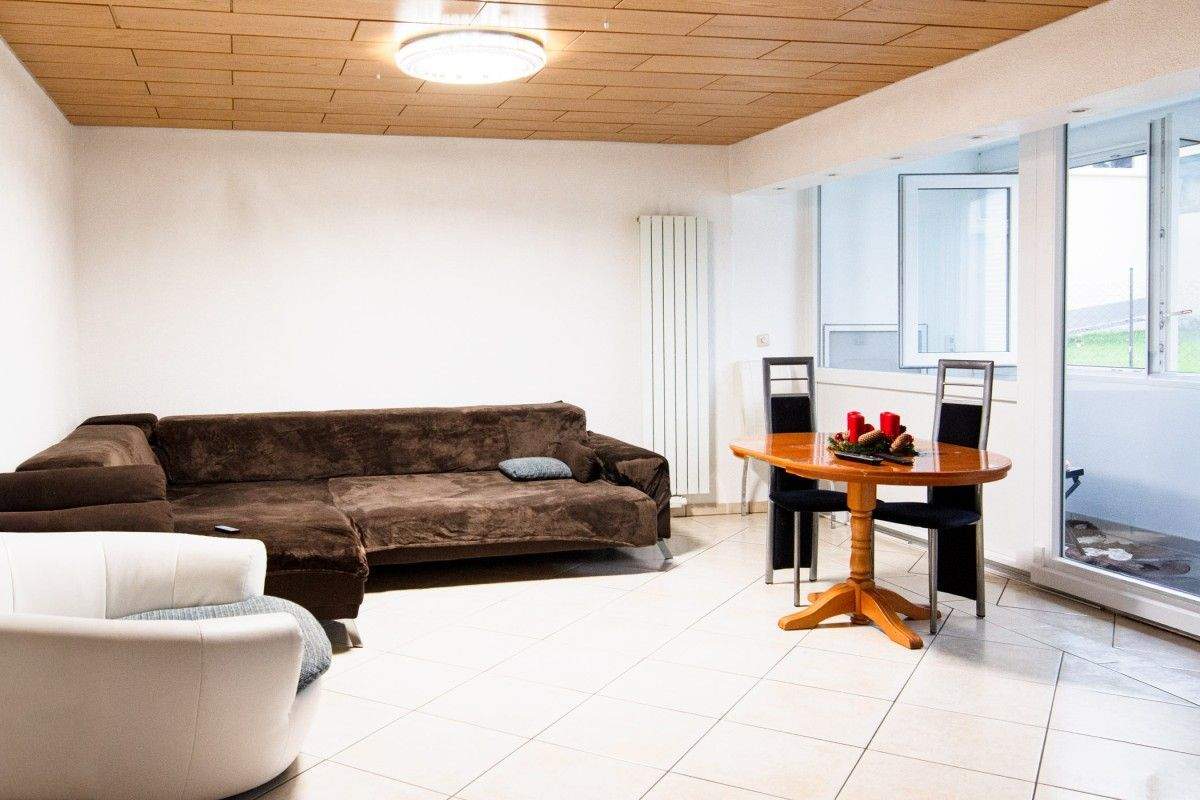 Thumbnail-Wohnen mit Komfort: 4-Zimmer-Wohnung mit hauseigenem Hallenbad