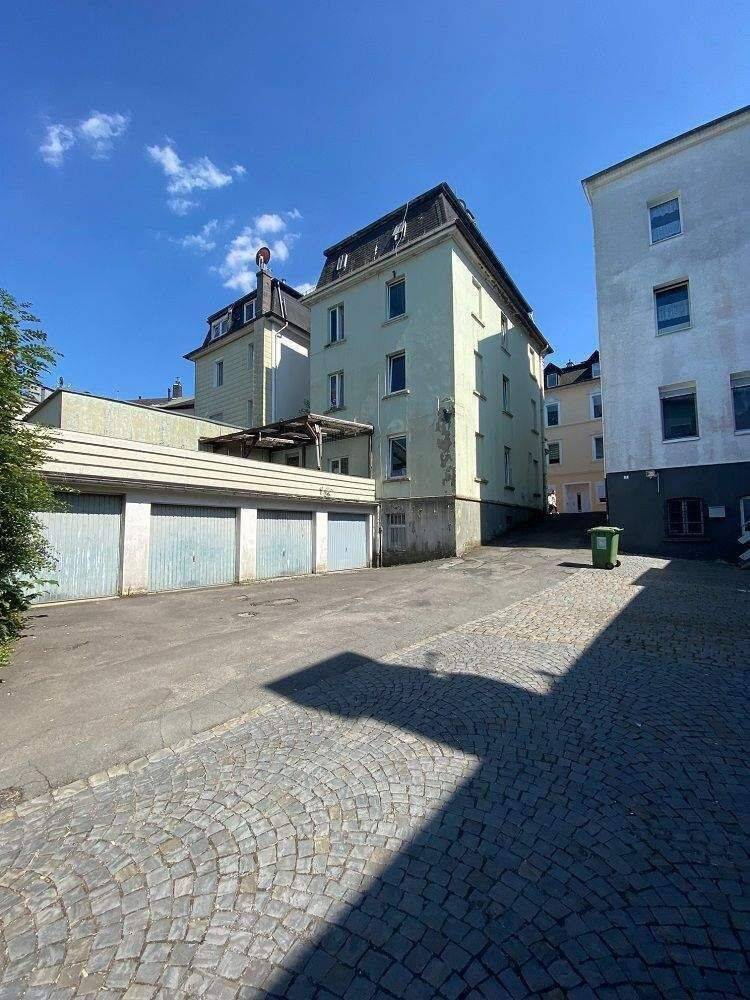 Thumbnail-Dreifamilienhaus mit zwei kleinen Gewerbeeinheiten sowie 4 Garagen in der Nähe des Kluser Platzes - sanierungsbedürftiges Objekt mit Potenzial