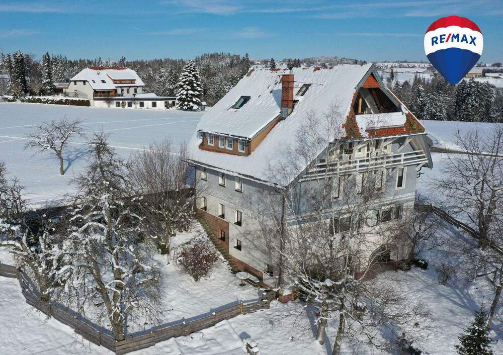 Thumbnail-Detailverliebtes 4-Familienhaus mit Alpensicht in Tiefenhäusern