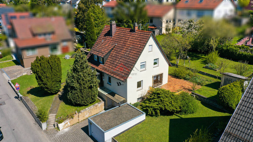 Thumbnail-Einfamilienhaus in guter Wohnlage - 935 m² Grundstück, zwei Garagen, viele Möglichkeiten