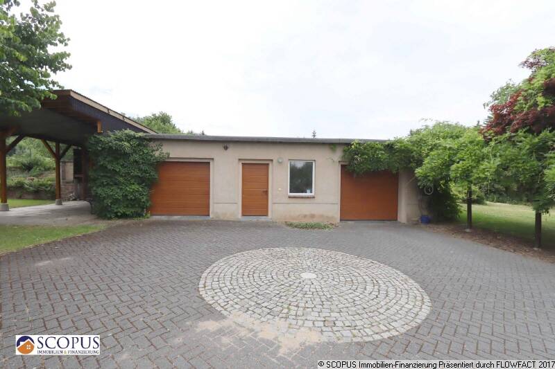 Doppelgarage mit großem Carport