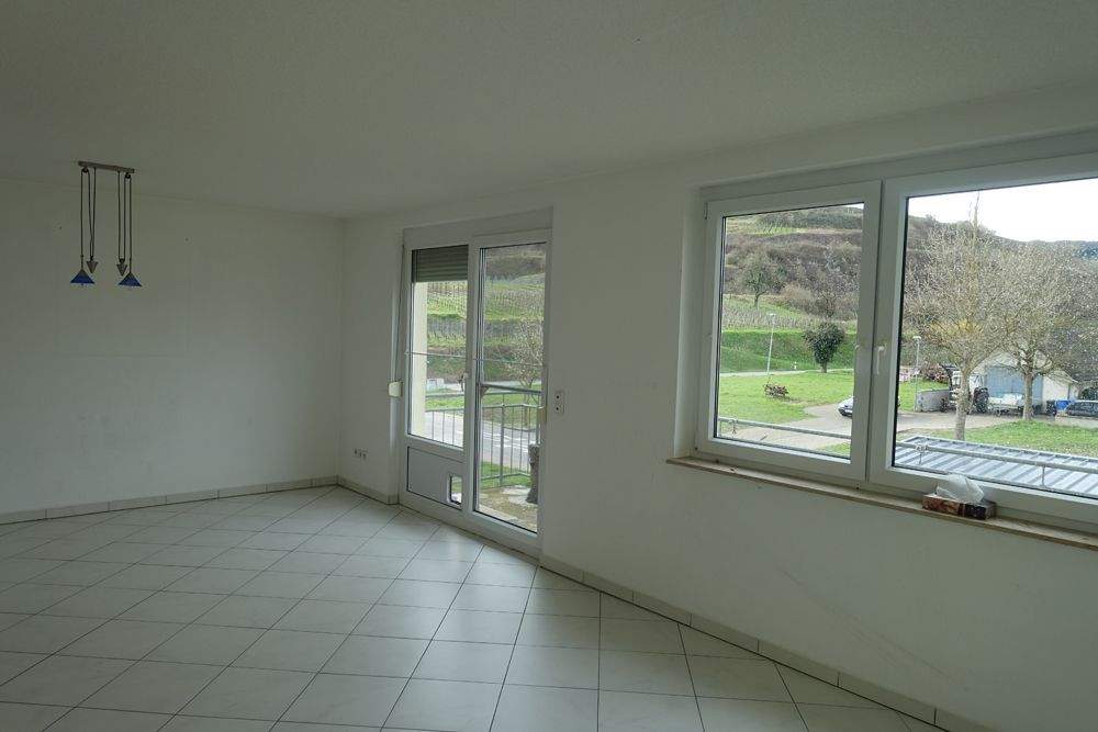 Thumbnail-3-­Zimmer-­OG-­Wohnung mit Einbauküche, Balkon und Carport in ruhiger Wohnlage