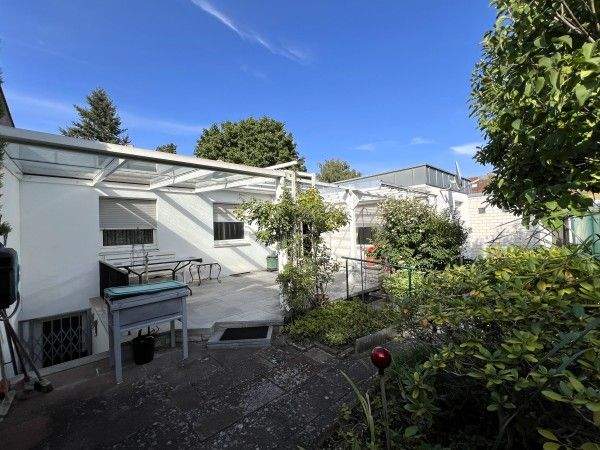 Thumbnail-Eckhaus im Bungalowstil mit Garten in ruhiger Lage