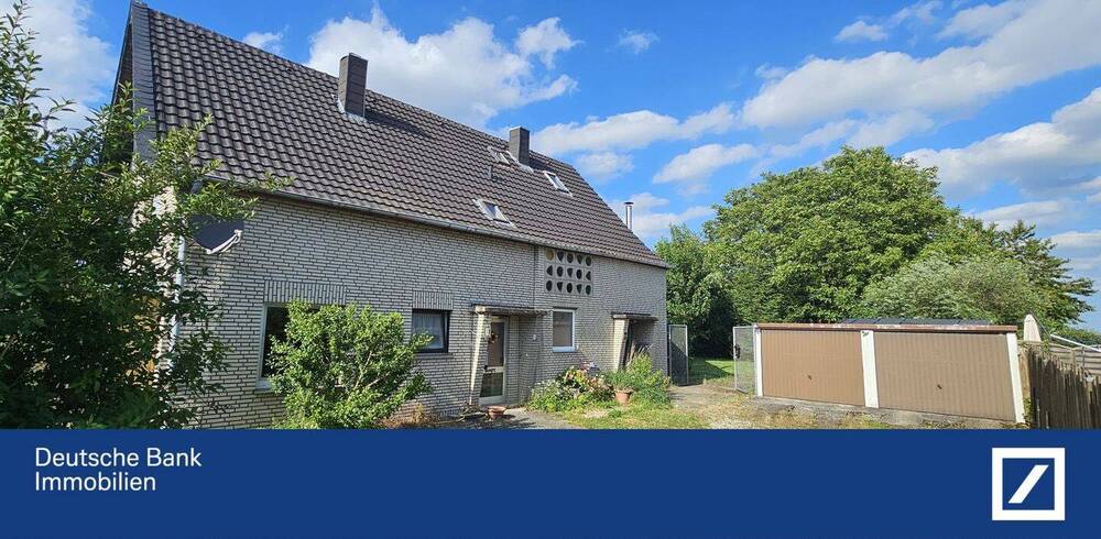 Doppelhaus mit zwei Garagen