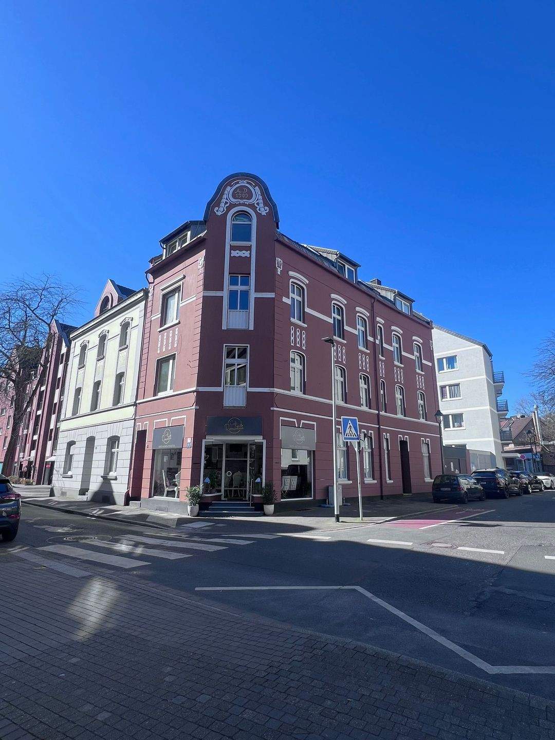 Thumbnail-WGH mit 357m² Mietfläche in zentraler Lage von Benrath, JKM € 60.000, 3 Wohnungen, 1 Gewerbe