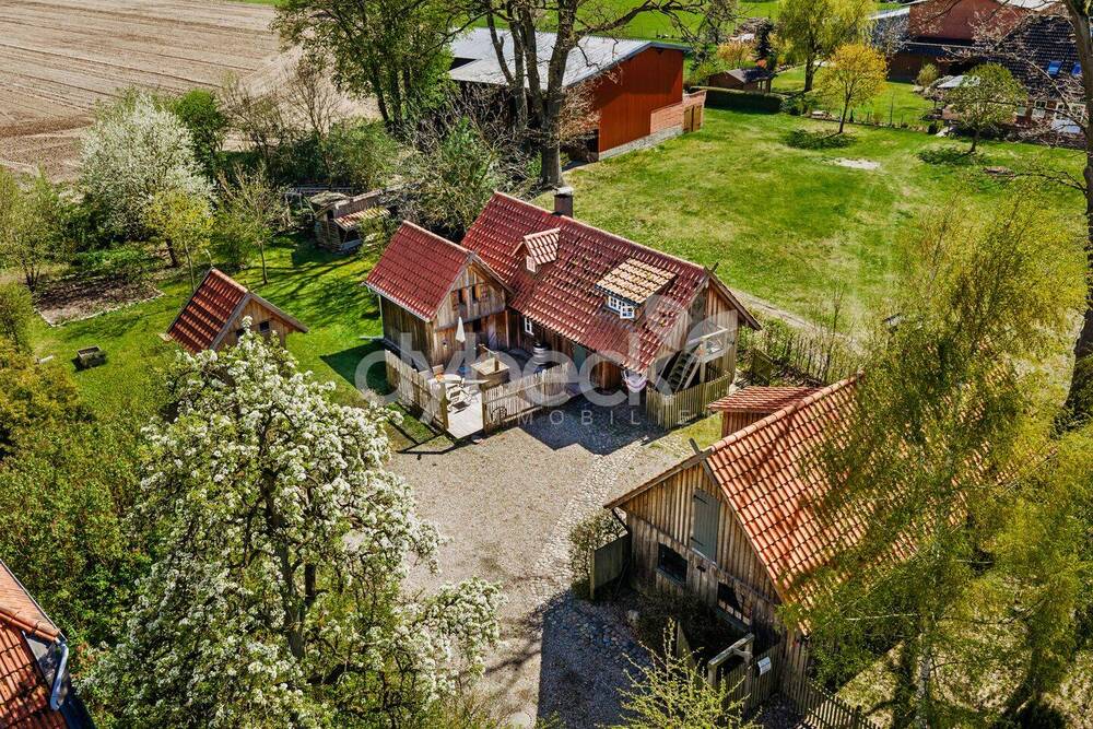 Thumbnail-Liebevoll gestaltetes Ensemble mit über 200 m² Nutzfläche und ca. 2 ha Wald.