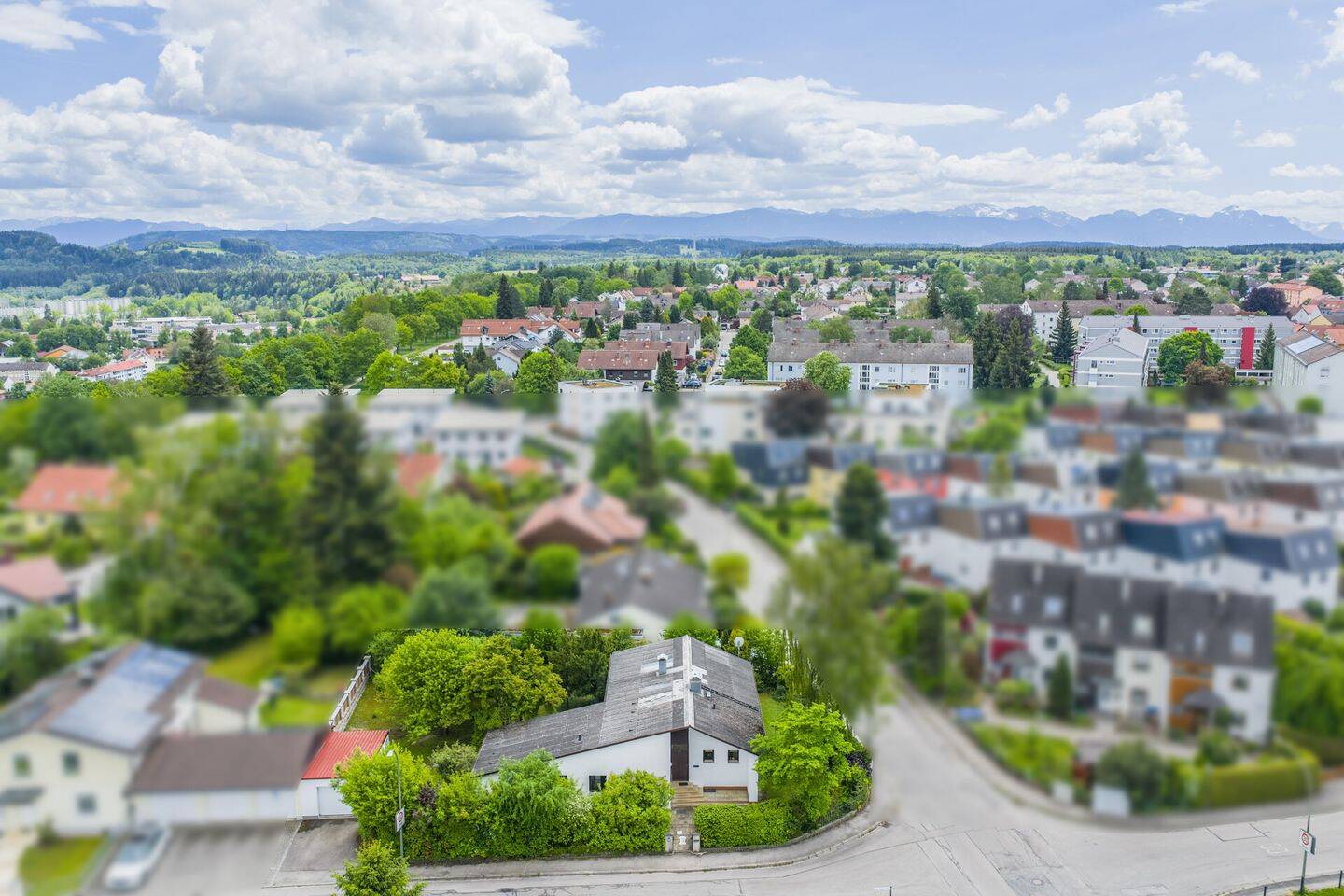 Thumbnail-Bungalow mit eingewachsenem Grundstück und Einzelgarage in Schongau