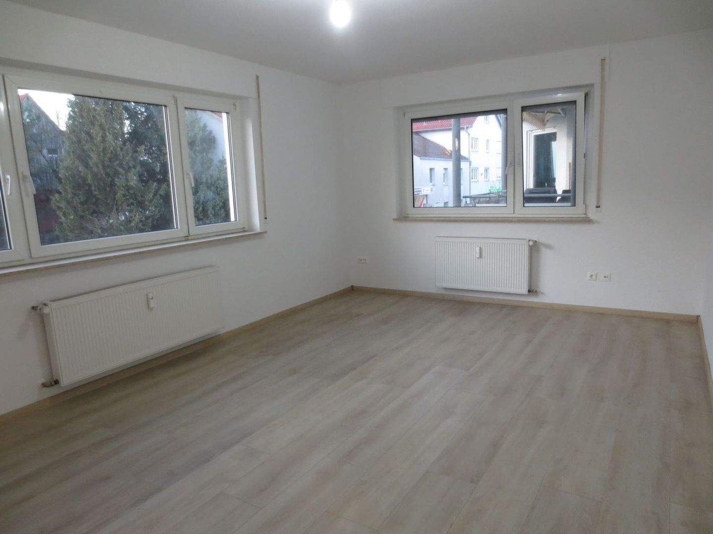 Thumbnail-Neu renoviert und sofort bezugsbereit: Helle 3 Zimmer-Wohnung mit Balkon
