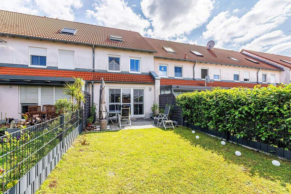 Thumbnail-OHNE MAKLER: gepflegtes RMH aus BJ 2000 mit Garten und Stellplätzen. Bezugsfrei.