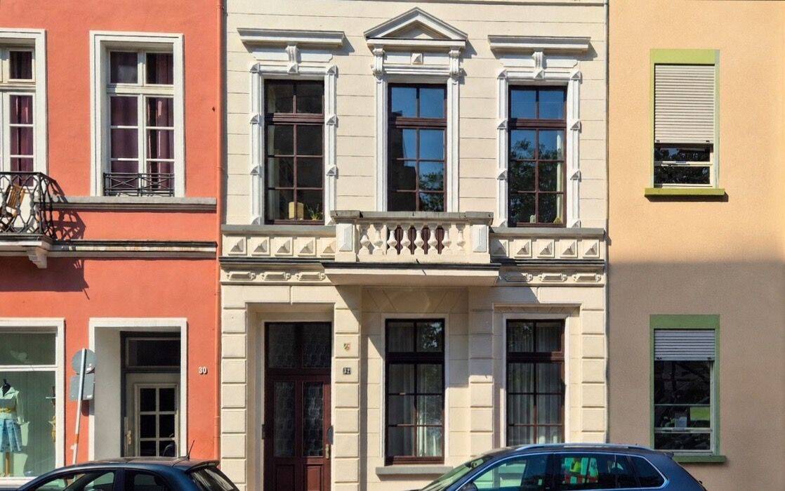 Thumbnail-Repräsentatives Einfamilienhaus mit romantischem Innenhof