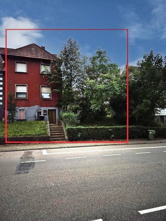 Vorderansicht mit Baugrundstück