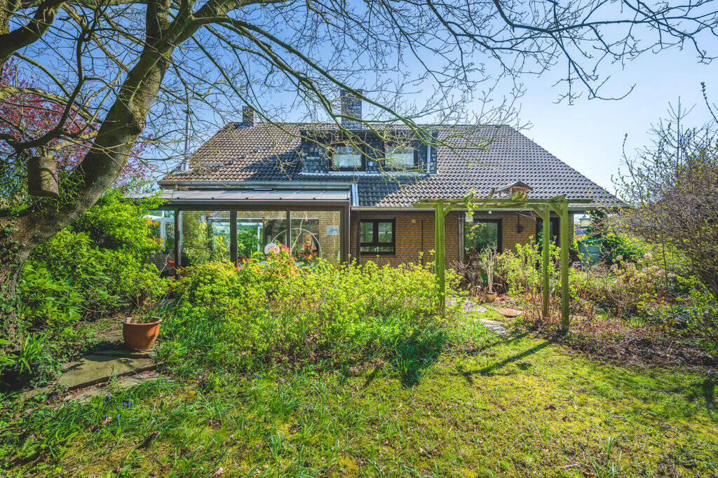 Thumbnail-Geräumiges Einfamilienhaus mit Garage und Schwimmbad auf schönem Grundstück in ruhiger Lage