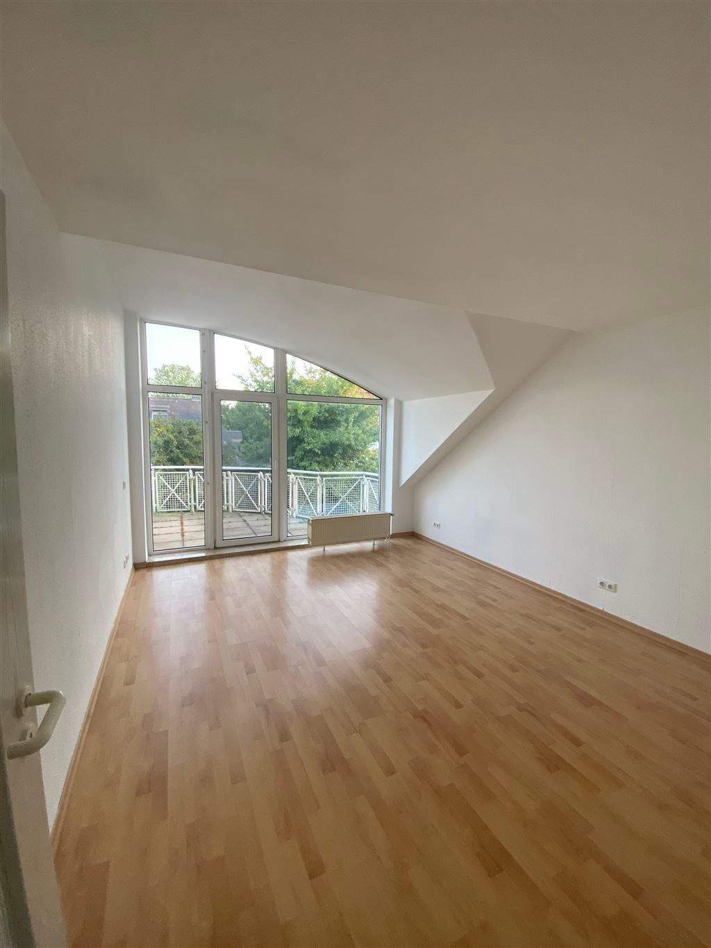 Thumbnail-Wurzen* helle 3 Zimmer-Wohnung * Laminat* Tageslichtbad*Balkon* derzeit in Renovierung