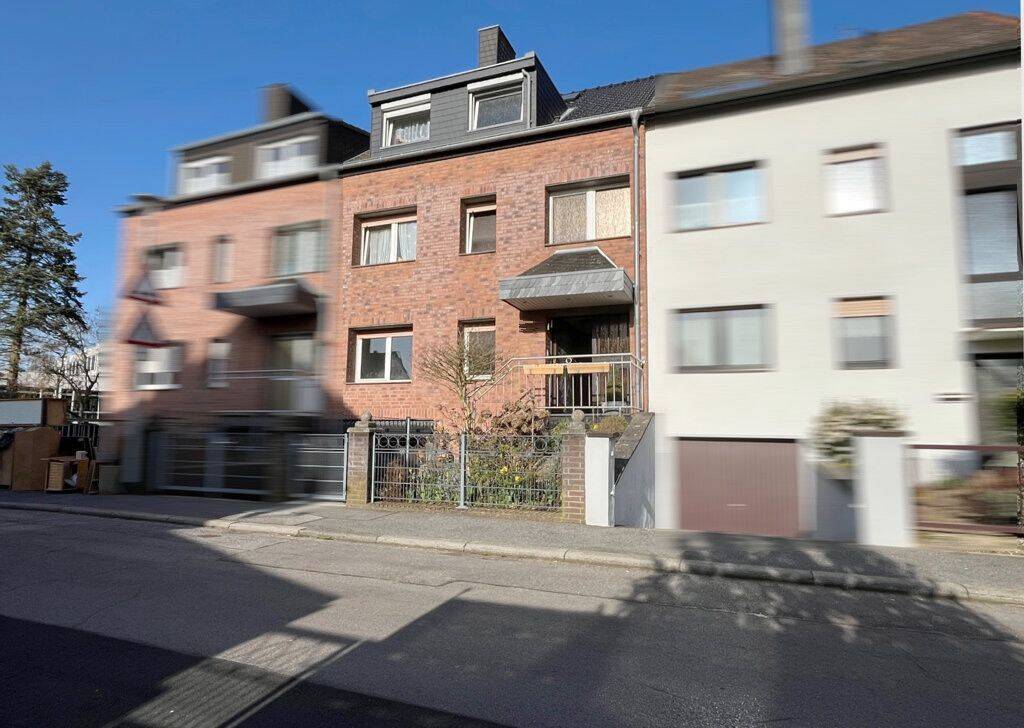 Thumbnail-Solides Dreifamilienhaus mit integrierter Garage im Ortszentrum