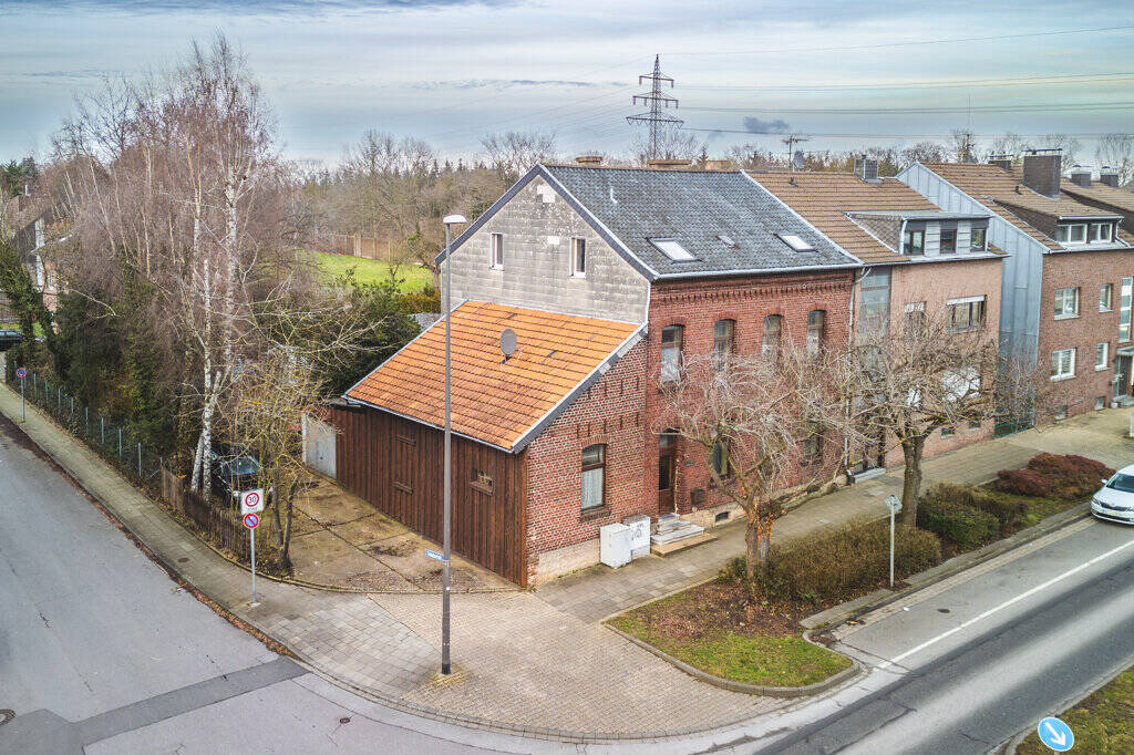 Thumbnail-Eilendorf! Großes, modernisierungsbedürftiges 2-Familienhaus mit Garage und mehreren Stellplätzen