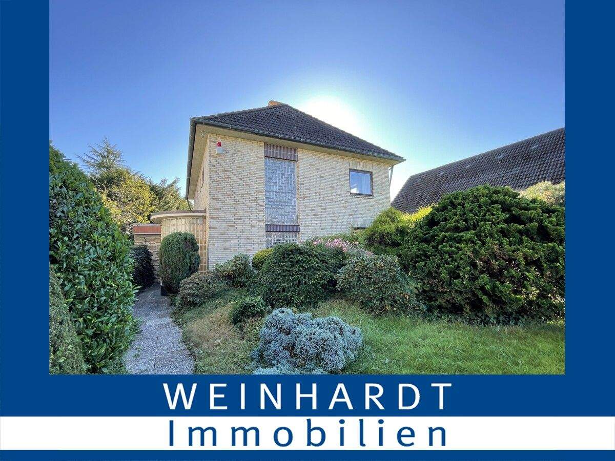 Thumbnail-Einfamilienhaus mit Schwimmbad, Vollkeller und Baupotenzial auf großem Grundstück in Pinneberg