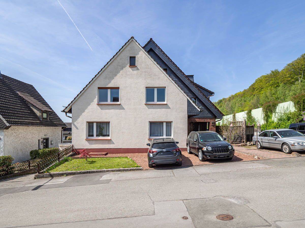 Thumbnail-Großzügiges Zweifamilienhaus mit Einliegerwohnung & vielseitigen Nutzungsmöglichkeiten in Hüsten!