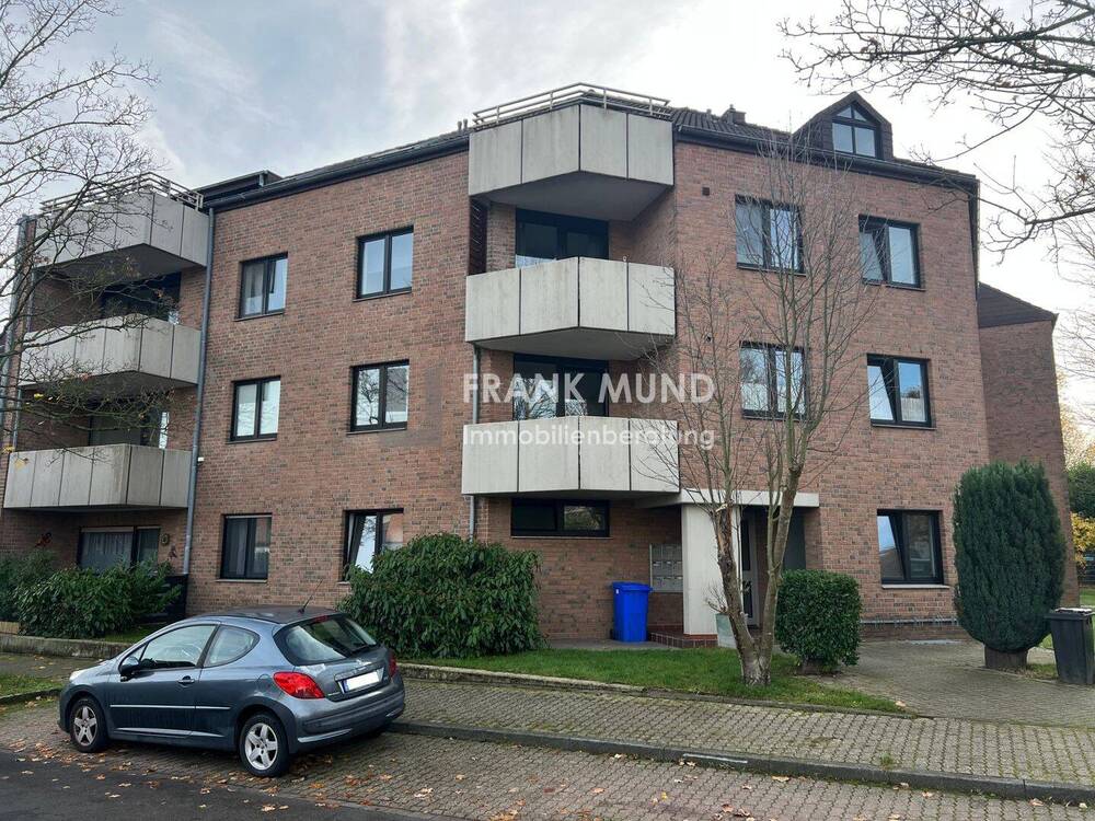 Thumbnail-Sehr gepflegtes 11-Familienhaus mit 8 Stellplätzen + 3 Garagen in MG-Giesenkirchen