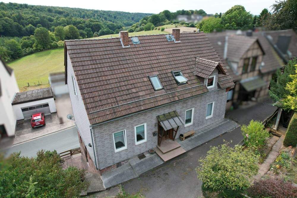 Thumbnail-Ein-Zweifamilienhaus mit separatem Garten und Garage in Derental
