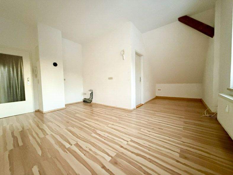 Thumbnail-Gemütliche 3-Raum-Dachgeschosswohnung - große Wohnküche - Kaminanschluss - Sicht!