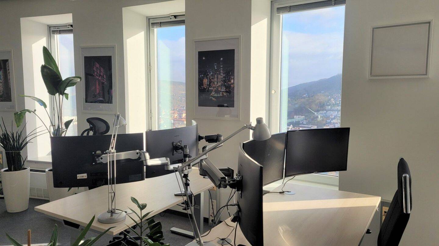Thumbnail-360°-Blick über Jena: Moderner Schreibtischplatz im JenTower