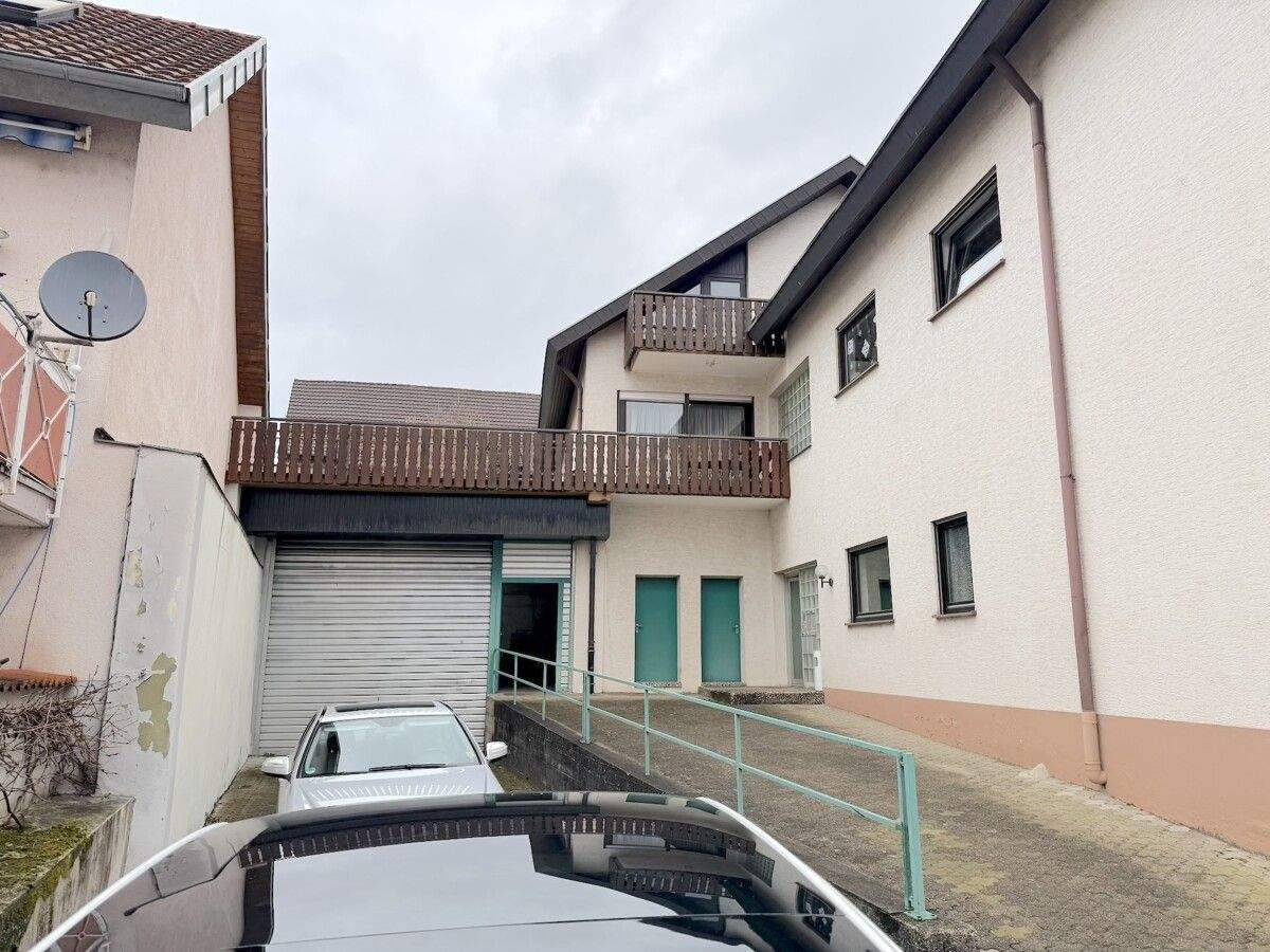 Thumbnail-Lagerhalle mit LKW-Rampe und Büro - Optimal für Versand & Logistik